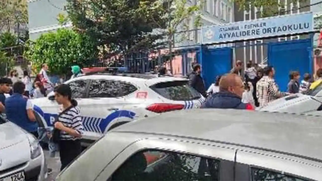 23 Nisan gösterileri sırasında bir öğretmen velinin saldırısına uğradı