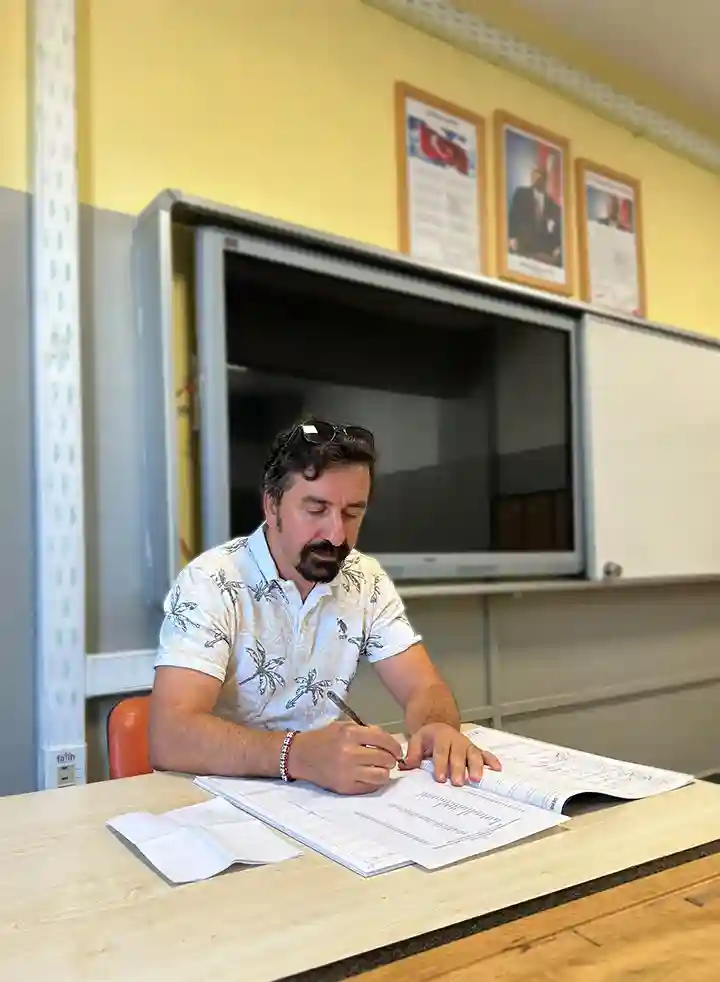 Okulun İlk günü Ders İşlerken İhraç Kararı Tebliğ Edildi: 21 Yıllık Öğretmenliği Sona Erdi