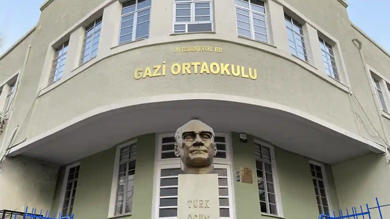 İzmir'de Eğitim Çıkmazı: 3 Okul Aynı Binaya Sığacak mı?
