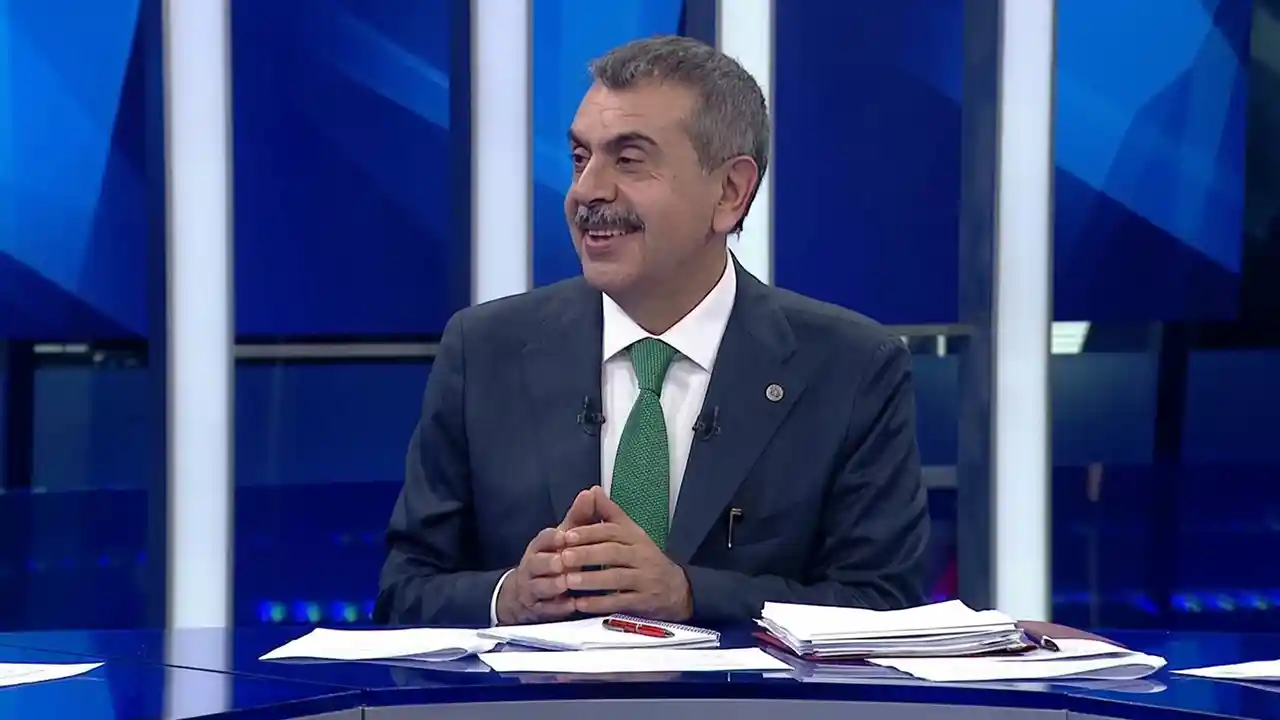 Bakan Tekin: Öğretmenlerin Tişörtlerinde Marka Reklamları, LGBT'yi Çağrıştıran Şeyler Var!