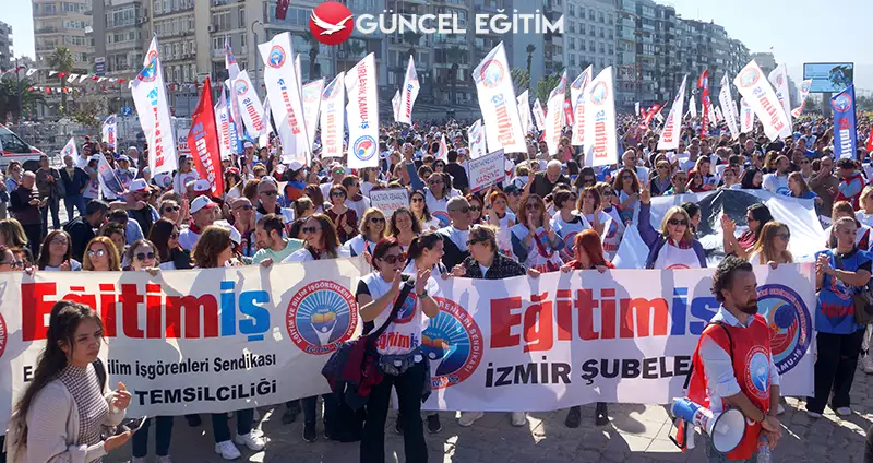 İzmir’de binlerce öğretmen haklarını aramak, seslerini duyurmak için iş bıraktı