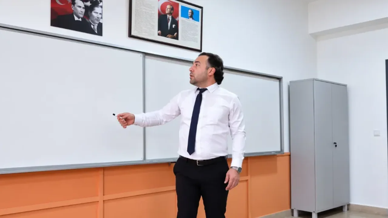 Eğitimde Bir İlk: Kürtçe Branşında Kadrolu Öğretmen Görev Başında